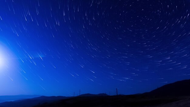 Schöne Sternspuren in dunkelblauem Himmel Nacht klares Wetter mit Sternenhimmel Sternenhimmel im Zeitraffer mit den Sternspuren wie Kometen 8K