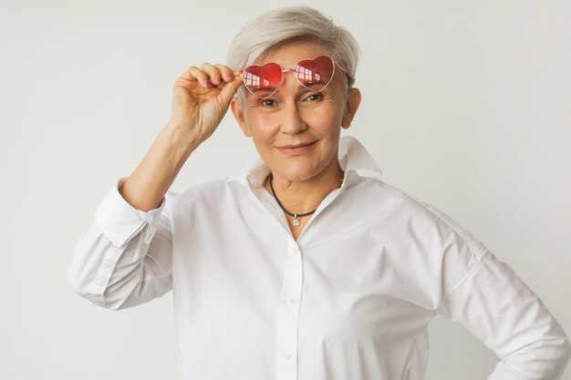 schöne stilvolle Frau im Alter von weißen Hemd in Sonnenbrille