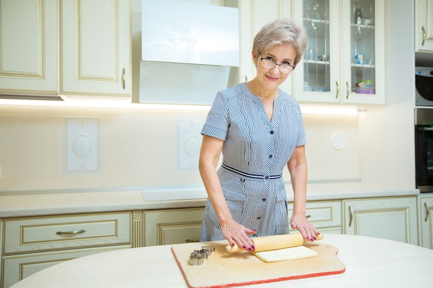 schöne stilvolle Frau kocht in der Küche