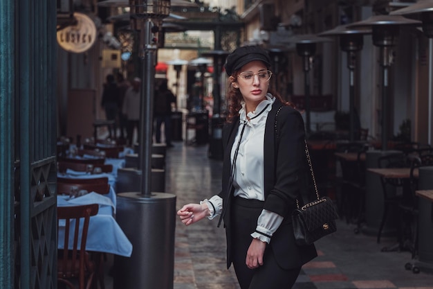 Schöne stilvolle junge Frau, die durch die atmosphärischen Straßen von Istanbul geht
