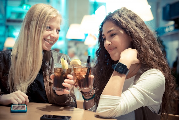 schöne stilvolle junge Frauen der Blondine und des Brunette