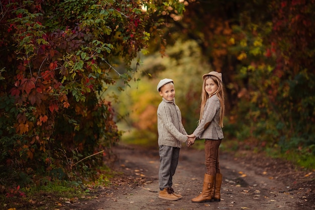 Schöne stilvolle Kinder Bruder und Schwester im Herbst auf einem Spaziergang im Park