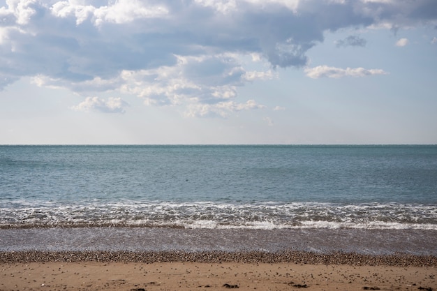 Schöne Strandszene und Himmel