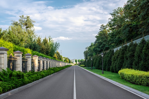 Schöne Straße im Landschaftsgebiet