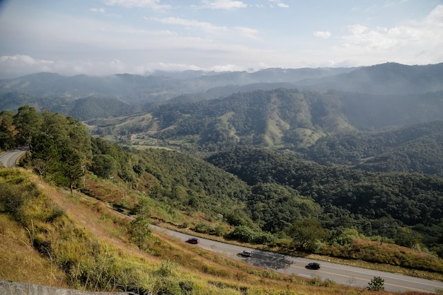 Schöne Straße in den Bergen mit umliegender Naturlandschaft