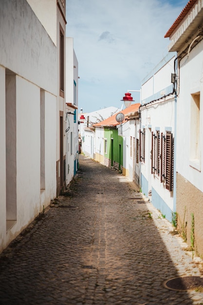 Schöne Straße in einem kleinen Dorf der Algarve Portugal