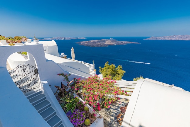 Schöne Straße malerische Insel Santorini Griechenland Sonniger blauer Himmel Meerblick Caldera Reiseurlaub