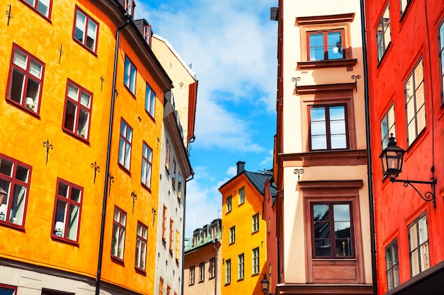 Schöne Straße mit bunten Gebäuden in der Altstadt, Stockholm, Schweden