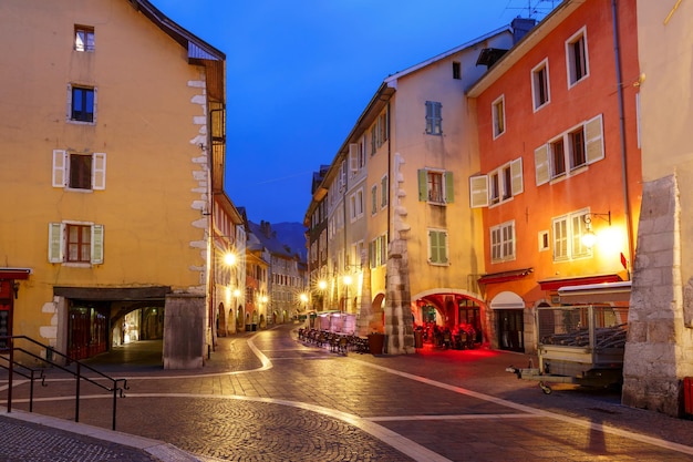 Schöne Straße Rue Sainteclaire in der Altstadt von Annecy in der regnerischen Nacht Frankreich?