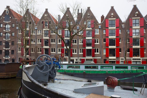 Schöne Straßen, Brücken und Kanäle in der berühmten Stadt Amsterdam, Niederlande