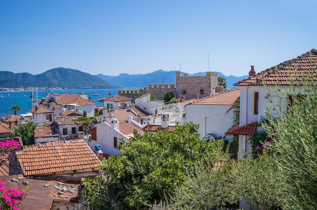 Schöne Straßen in der Altstadt von Marmaris mit Pflanzen und Blumen am sonnigen Tag