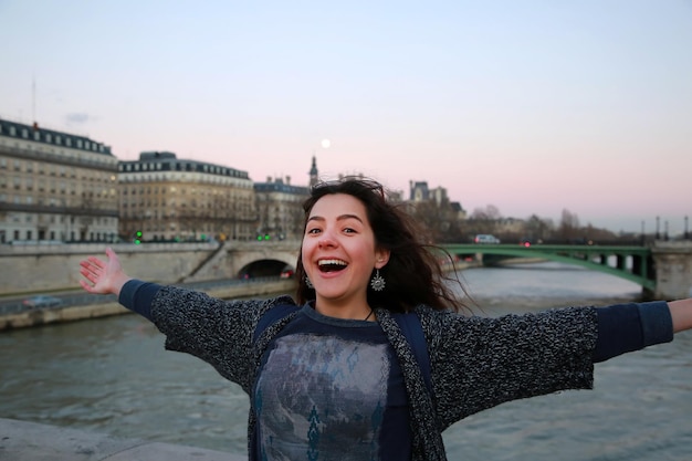 Schöne Studentin viel Spaß in Paris, Frankreich