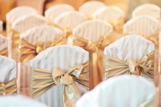 Schöne Stuhldekoration mit Band in der Hochzeitsereignishalle