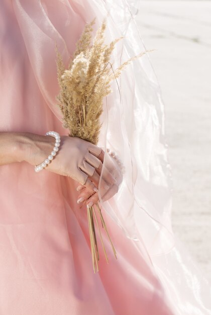 Schöne, stylische, rosa Lederhandschuhe mit Perlen