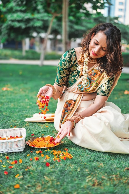 Schöne südindische Frau, die ein hinduistisches Fest feiert