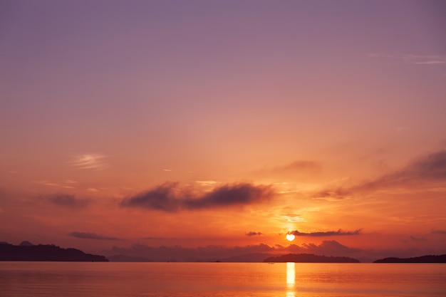 Schöne süße purpurrote Farblandschaftsansicht des Meerblicks in der Sonnenaufgang- oder Sonnenuntergangzeit in Phuket