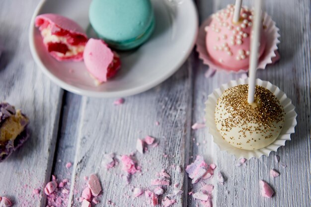 Schöne Süßigkeiten in Pastelltönen auf einem schönen Holzhintergrund Ästhetisches Bild beim Kochen für Kinderfeste