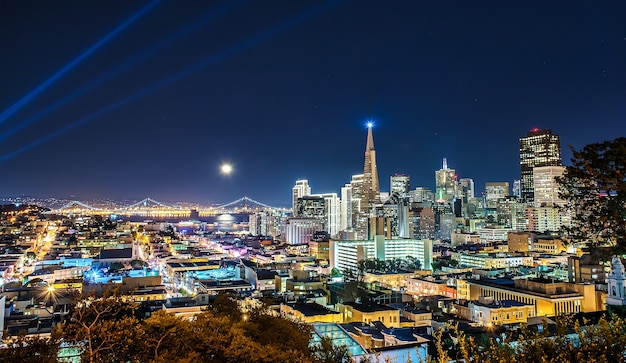 Schöne Supermond pver San Francisco Skyline in der Nacht