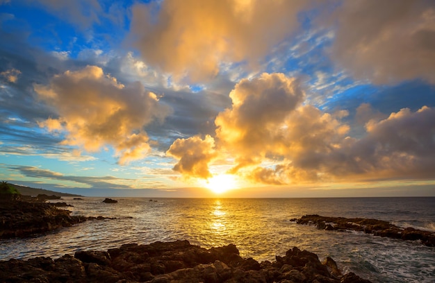 Schöne Szene im hawaiianischen Sonnenuntergang