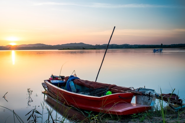 Schöne Szene im Sonnenuntergang mit Fischerboot.