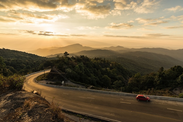 Schöne szenische Ansicht Nationalparks Doi Inthanon, erstaunlicher Sonnenaufgang hinter den Bergen.