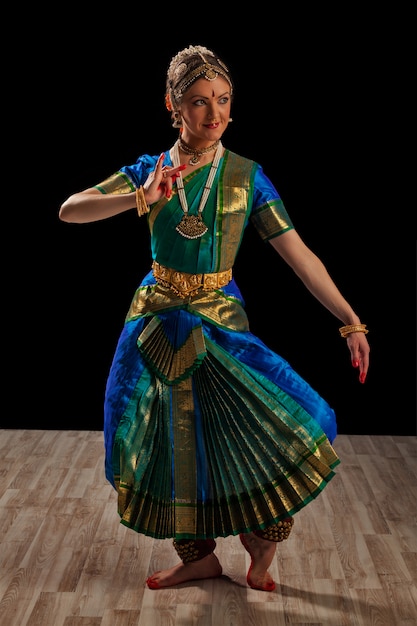 Schöne Tänzerin des indischen klassischen Tanzes Bharatanatyam