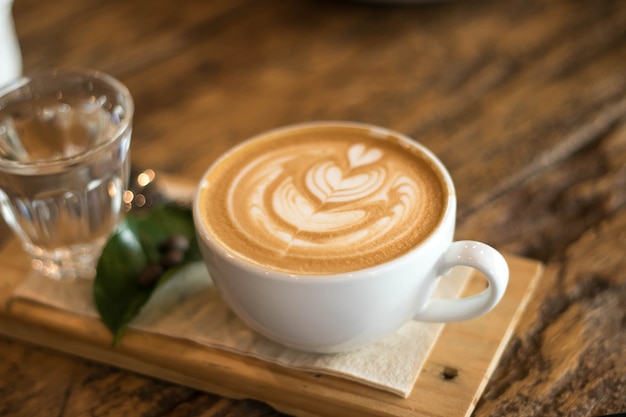 Foto schöne tasse kaffee mit schaumzeichnung