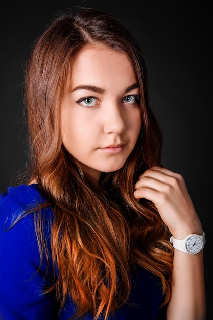 Schöne Teenager-Mädchen-Porträt auf schwarzem Hintergrund