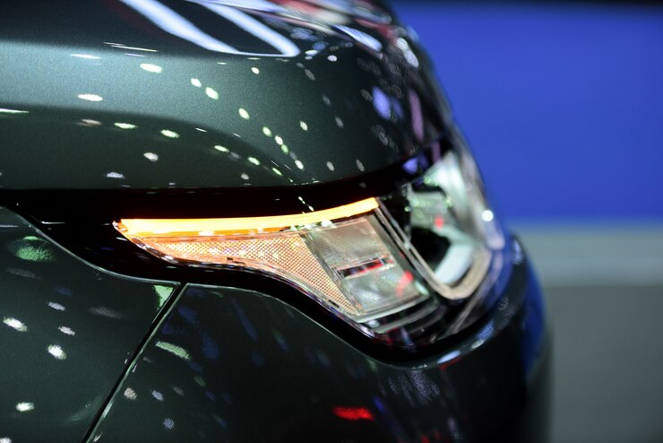 Schöne Teile des neuen Autos. Scheinwerfer, Scheinwerfer, moderner und sportlicher Look.