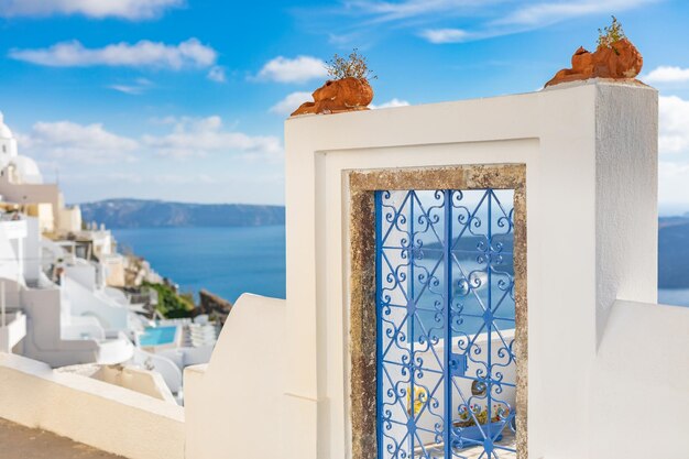 Schöne Terrasse mit Meerblick Insel Santorini Griechenland. Weiße Architektur und Sommerurlaubsstimmung