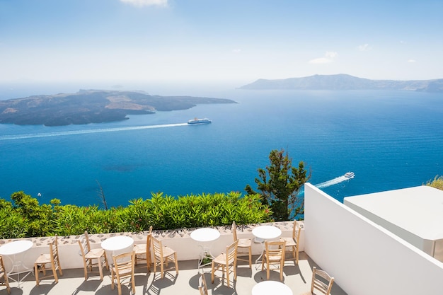 Schöne Terrasse mit Meerblick. Weiße Architektur auf der Insel Santorini, Griechenland.