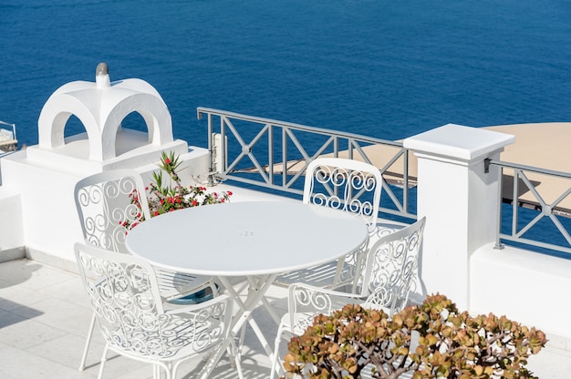 Schöne terrasse über dem meer von santorini