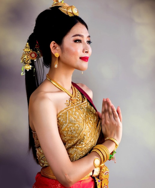 Schöne thailändische Frau, die thailändisches Kleid trägt