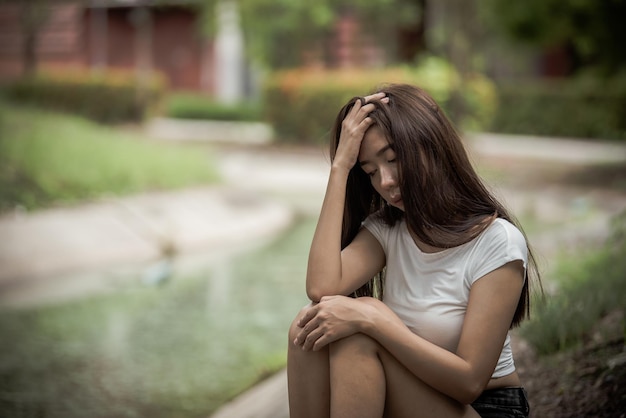 Schöne thailändische Frau, sehr traurig von unerwiderter Liebe. Sie überdenkt und denkt über die Liebe nach