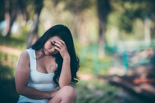 Schöne thailändische Frau sehr traurig von unerwiderter Liebe. Sie überdenkt und denkt über Liebe nach