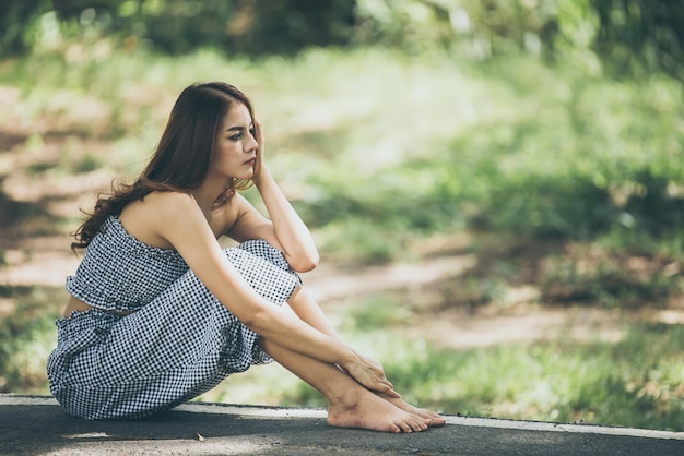 Schöne thailändische Frau, sehr traurig von unerwiderter Liebe