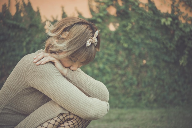 Foto schöne thailändische frau, sehr traurig von unerwiderter liebe