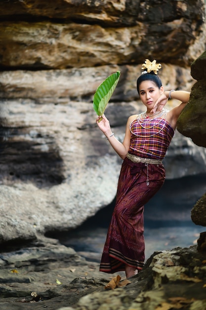 Foto schöne thailändische frauen asiatisches frauenporträt thailändische frau im traditionellen kostüm von thailand.