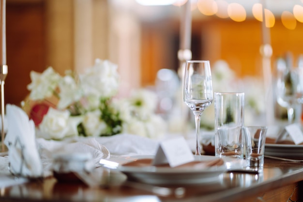 Schöne Tischdekoration für einen Party-Hochzeitsempfang oder eine andere festliche Bankettdekoration.