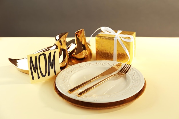Schöne Tischdekoration mit Karte für den Muttertagsbrunch
