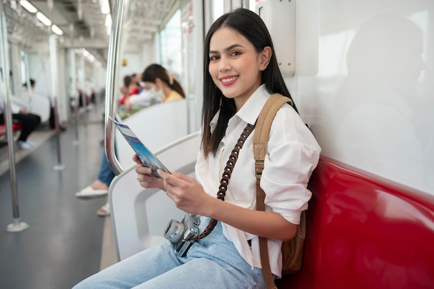 Schöne Touristenfrau im Urlaub, die mit der U-Bahn unterwegs ist Urlaubskonzept