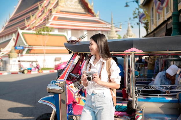 Schöne touristische Frau im Urlaub Sightseeing und Erkundung der Stadt Bangkok Thailand