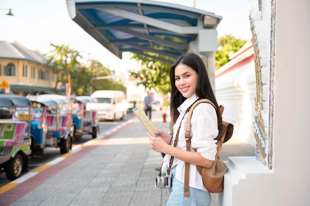 Schöne touristische Frau im Urlaub Sightseeing und Erkundung der Stadt Bangkok Thailand