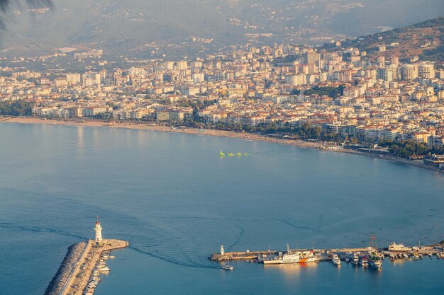 Schöne touristische Stadt in der Türkei Blick auf Alanya mit dem Meer