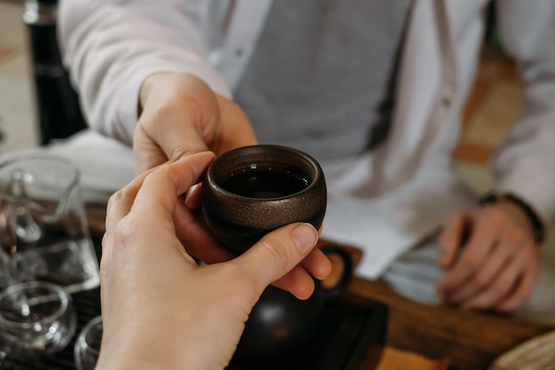 Schöne traditionelle chinesische Teezeremonie mit Kerze und Dekoration