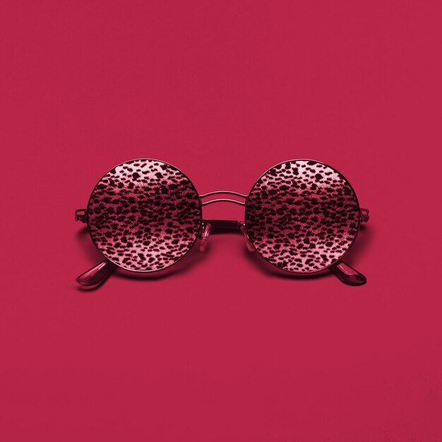 Schöne trendige Sonnenbrille. Neue Trendfarbe 2023 PANTONE 18-1750 Viva Magenta