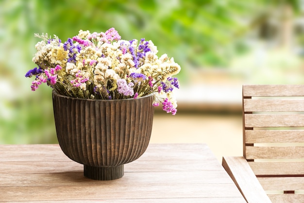 Schöne trockene Blume in der Holzvase zur Dekoration