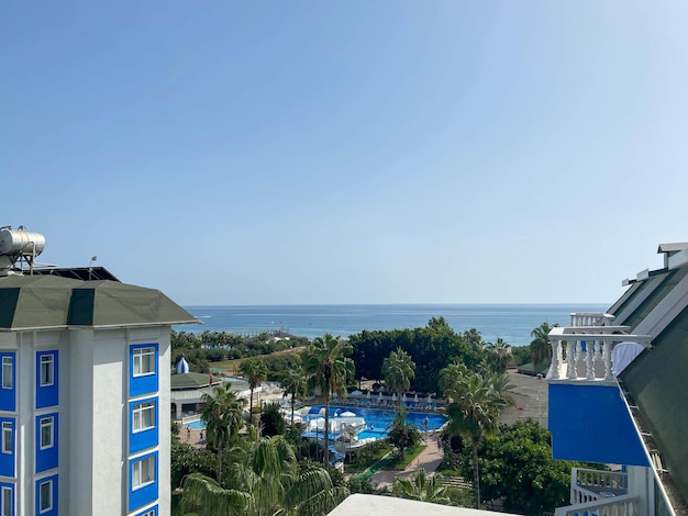 Schöne tropische Aussicht vom Balkon des Hotels auf das Resort zum Entspannen in einem warmen