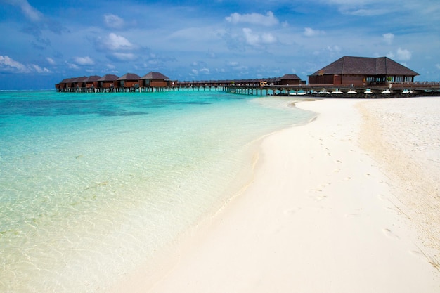 Schöne tropische Insel der Malediven mit Strand Meer mit Wasserbungalows