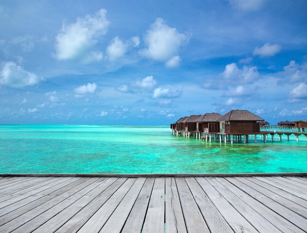 Schöne tropische Insel der Malediven mit Strand, Meer und Wasserbungalows